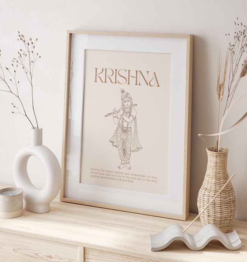 Op de afbeelding: Een ingelijste print met een lijntekening van Krishna die fluit speelt. De print heeft een beige achtergrond en de tekst "KRISHNA" in bruin bovenaan. De tekst onder de afbeelding luidt "Krishna, de goddelijke leraar en belichaming van liefde, wiens fluit niet alleen de oren aanspreekt, maar ook de ziel, die harten naar waarheid en geluk leidt."
