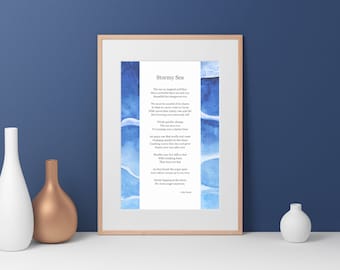 Könnte beinhalten: Ein gerahmter Druck eines Gedichts mit dem Titel "Stürmische See" mit einem blauen Aquarellhintergrund. Das Gedicht beschreibt die Kraft und Schönheit des Meeres.