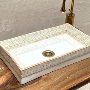 Marockanskt fiskfjällshandfat i keramik: Rektangulärt beige handfat, fritt avlopp