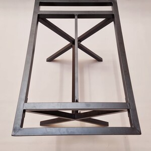 Peut inclure: Piètement de table en métal noir avec un plateau rectangulaire et une structure de support en forme de X. Le piètement est en métal robuste et a une finition noire.