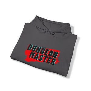レッド ダンジョンマスター ユニセックス プレミアム プルオーバー パーカー | DND スウェットシャツ | ダンジョンズ&ドラゴンズ | ダンジョンマスター | DND | DM | ギフト
