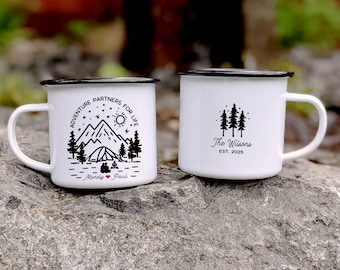 Taza de camping personalizada para boda, ideal para parejas de aventuras, ideal como regalo de compromiso para novios y prometidos.