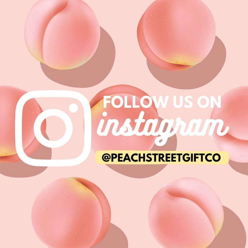 Może przedstawiać: R&oacute;żowe brzoskwinie z białym logo Instagrama i tekstem "FOLLOW US ON instagram @PEACHSTREETGIFTCO" na r&oacute;żowym tle.