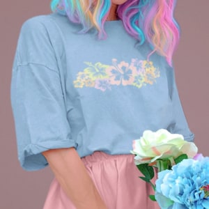 -shirt Hibiscus | Chemise à fleurs d'hibiscus, t-shirt surdimensionné Aloha Hawaii, t-shirt d'été, t-shirt pastel, t-shirt botanique, t-shirt de plage