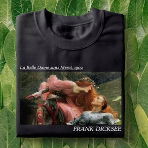 Pode incluir: Camiseta preta com uma pintura de uma mulher com um vestido rosa abraçando um homem com armadura. A pintura é intitulada "La Belle Dame sans Merci, 1902" e assinada "FRANK DICKSEE".