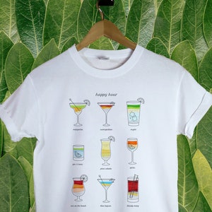 shirt Illustration de cocktails | Haut de l'happy hour, chemise des boissons, haut de la carte des boissons, carte des cocktails, haut des recettes de cocktails Verres à alcool esthétiques