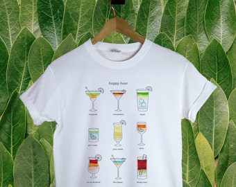 Camiseta con ilustración de cócteles / Camiseta para la hora feliz, Camiseta de bebidas, Camiseta con menú de bebidas, Menú de cócteles, Camiseta con receta de cócteles, Vasos de alcohol estéticos