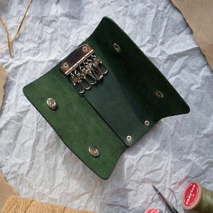 Llavero personalizado hecho a mano con inicial, llavero de cuero para hombre, billetera con estuche para llaves grabado, organizador de llaves personalizado, colgador de llaves, regalo para novio