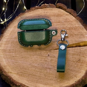 Leather AirPod Pro Case with Strap, AirPod case with carabiner, Personalized AirPods 4 Case, Personalized leather Airpod case Christmas Gift