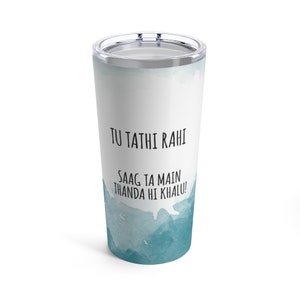 Könnte beinhalten: Ein Edelstahlbecher mit einem türkisfarbenen Aquarelldesign und dem Text "Tu tathi rahi Saag ta main thanda hi khalu!" darauf gedruckt.