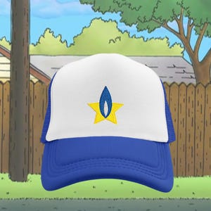 Puede incluir: Una gorra de camionero blanca y azul con una estrella amarilla y un diseño de llama azul. La gorra tiene una parte trasera de malla.