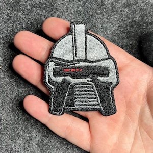 Peut inclure: Ensemble de trois tasses en céramique avec une finition mate et mouchetée. Les tasses sont dans des tons crème, gris clair et gris foncé. Chaque tasse a un design simple et minimaliste, parfait pour le café ou le thé.