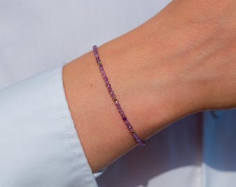 Bransoletka z ametystu z detalami platerowanymi 14-karatowym złotem, personalizowana biżuteria z kamieni szlachetnych