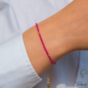 Rubin Edelsteinarmband mit 14k vergoldeten Perlen, Heilstein Armband, Rubin Armband, personalisiertes Armband