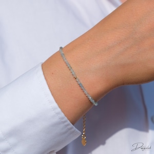 Aquamarin Edelsteinarmband mit 14k vergoldeten Details, Heilstein Armband, Aquamarin Armband, personalisiertes Armband