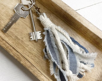 DENIM FRINGE SLEUTELHANGER, portemonnee charme, lange franje denim sleutelhanger, Boho kwast sleutelhanger, stof kwast, denim sleutelhanger cadeau, denim kwast hanger