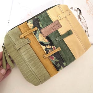 Cosmetic pouch photographed filled with makeup brushes or pens to demonstrate capacity. Versatile organiser for cosmetics, office supplies, hobby tools or travel accessories.