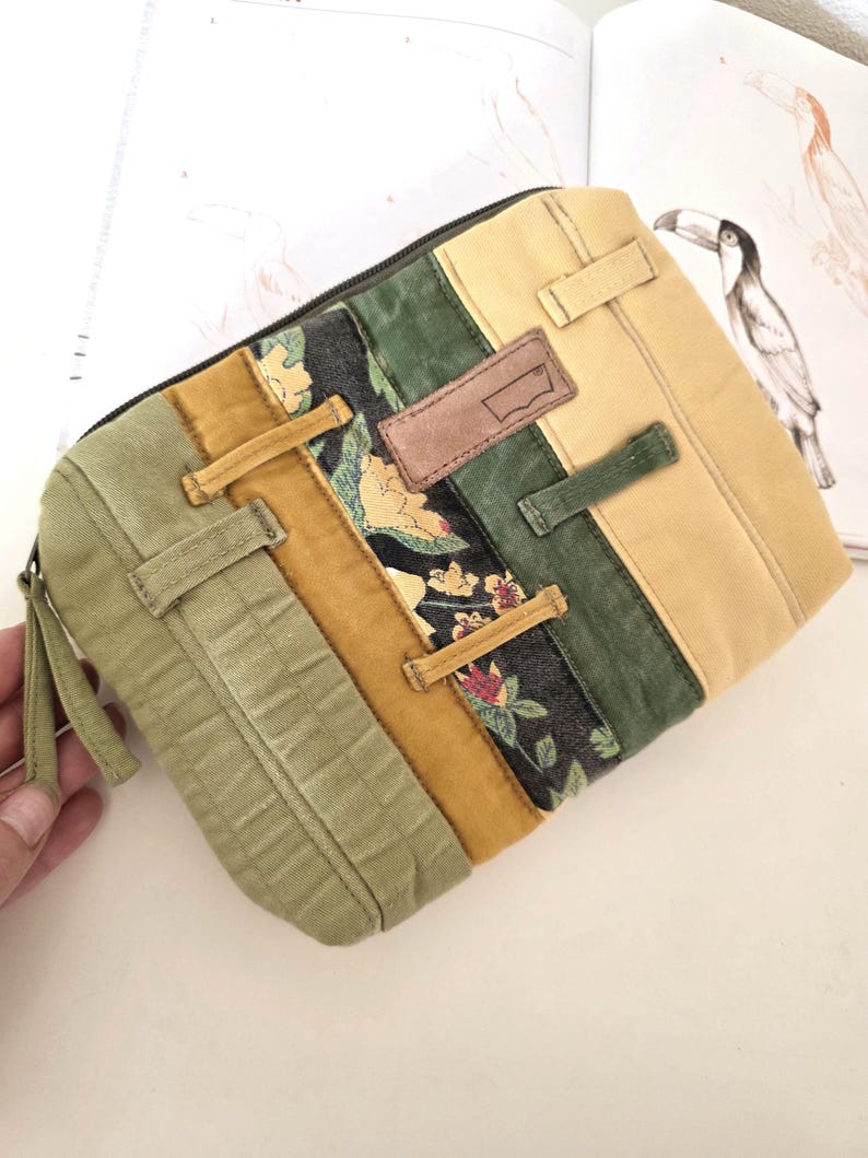 Cosmetic pouch photographed filled with makeup brushes or pens to demonstrate capacity. Versatile organiser for cosmetics, office supplies, hobby tools or travel accessories.