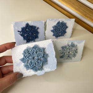 BIGLIETTI DI NATALE A FIOCCHI DI NEVE set di 4, biglietti fatti a mano in denim macramè con fiocchi di neve, 4 biglietti di auguri unici, biglietti di carta denim riciclata ecologica