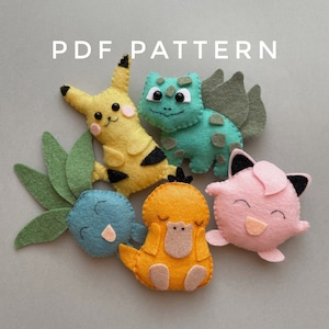 Può includere: Un set di sei giocattoli di feltro con personaggi Pokémon. I personaggi includono Pikachu, Bulbasaur, Squirtle, Charmander, Jigglypuff e una foglia verde. I giocattoli sono tutti fatti a mano e hanno uno stile carino e cartonesco.