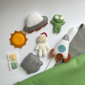 Haga su propia guirnalda espacial de fieltro, patrón de costura para bebé móvil, conjunto para coser el kit de guirnalda móvil. Artesanía de bricolaje. Kit de nave Astronauta. Kit de fieltro
