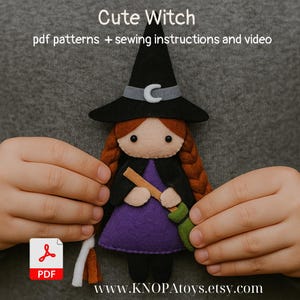 Può includere: Bambola di strega in feltro con cappello nero, mantello e vestito viola. La bambola ha capelli rossi intrecciati e tiene una piccola scopa. L'immagine include il testo "Cute Witch" e "pdf patterns + sewing instructions and video."