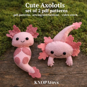 Peut inclure: Deux peluches d'axolotl en feutre rose avec des yeux noirs et des visages souriants. Un axolotl est droit, l'autre est en position rampante. Le texte "Cute Axolotls set of 2 pdf patterns" est en haut. Le bas de l'image porte la mention "KNOPAtovs".
