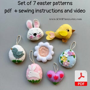 Op de afbeelding: Een verzameling van zeven vilten paasornamenten in verschillende vormen, waaronder een konijn, een vogel, een ei, een bloem en een hart. De ornamenten zijn in pastelkleuren met delicate details. De tekst op de afbeelding luidt "Set of 7 easter patterns pdf + sewing instructions and video".