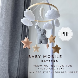Puede incluir: Un patrón PDF para un móvil de bebé con un elefante gris, nubes blancas y estrellas marrones. El patrón incluye instrucciones de costura, fotos, texto y cuatro tutoriales de puntadas en video para principiantes.
