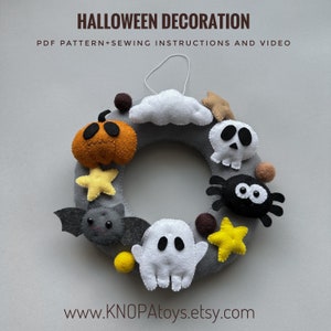 Puede incluir: Una corona de decoración de Halloween de fieltro con una base gris. La corona está adornada con calabazas, fantasmas, murciélagos, arañas, estrellas y una calavera de fieltro. El texto "HALLOWEEN DECORATION" está en la parte superior. La URL de la tienda Etsy está en la parte inferior.