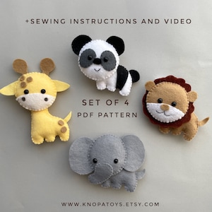 Könnte beinhalten: Set mit vier Filztiermustern zum Nähen. Die Muster umfassen eine Giraffe, einen Panda, einen Löwen und einen Elefanten. Die Muster sind im PDF-Format und beinhalten Nähanleitungen und ein Video-Tutorial.  "SET OF 4 PDF PATTERN" ist auf dem Bild zu sehen.