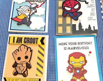 Puede incluir: Cuatro tarjetas de felicitación hechas a mano con personajes de superhéroes. Una tarjeta muestra a Thor con el texto Happy Birthday, una a Spider-Man con el texto Just wanted to swing by and say, una a Groot con el texto I am Groot y He means happy birthday, y una a Iron Man con el texto Hope your birthday is Marvel-ous.
