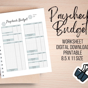 Puede incluir: Un cuaderno de espiral con una hoja de cálculo "Paycheck Budget". La hoja de cálculo tiene secciones para ingresos, gastos y ahorros. También se ve el texto "WORKSHEET DIGITAL DOWNLOAD PRINTABLE 8.5 X 11 SIZE".