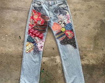 Jeans 501 vintage de los 80, hechos a medida, lavado claro, patchwork floral, pierna ajustada, mezclilla artesanal única, ropa elegante para el día a día, regalo perfecto.