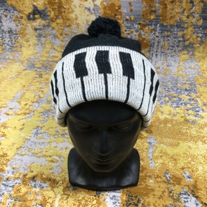 Vintage Keyboard Piano Bobble Beanie Knitted Crochet Hats Beanie Knit Unisex No Pompom Hat Men Women Winter Gifts Fashion Warm Cozy Soft Hat