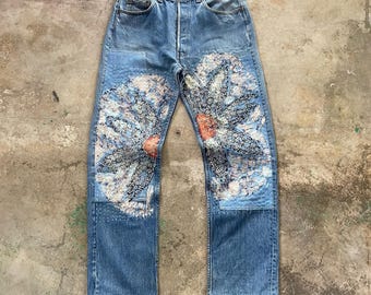 Listos para enviar. Jeans Levi's 501 vintage de los 80, retrabajados, con patchwork floral Sashiko personalizado, estilo reciclado y desgastado, inspirados en Takashi Murakami.