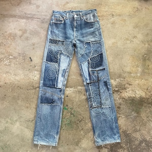 Jeans Levi's 501 vintage realizzati su ordinazione, in denim rielaborato con cuciture Sashiko e patchwork riciclato, pezzo unico.