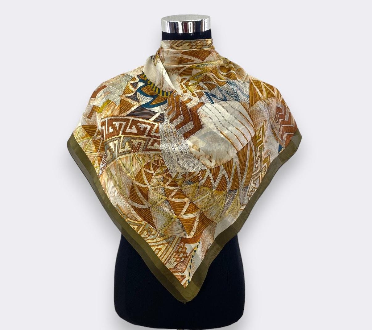 スカーフ　la fenice アンティークアイテム柄シルク　絹100% 88cm スカーフ la fenice アンティークアイテム柄シルク 絹100% 88cm 【公式