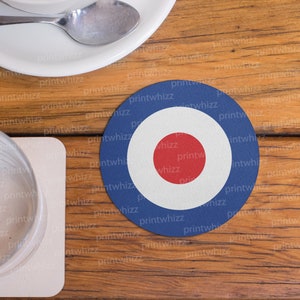Op de afbeelding: Een ronde blauwe en witte onderzetter met een rode cirkel in het midden. De onderzetter heeft het woord "printwhizz" rond de rand gedrukt.