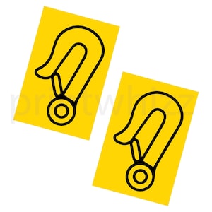 Puede incluir: Dos pegatinas rectangulares amarillas, cada una con un dibujo de línea negra audaz de un mosquetón con resorte. El diseño muestra un cuerpo de gancho curvo con una base circular y un pequeño mecanismo de pestillo interno, presentado como un par.