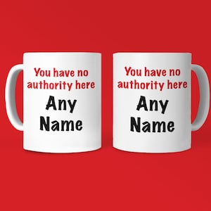 Puede incluir: Dos tazas de cerámica blanca con texto negro que dice "You have no authority here Any Name".