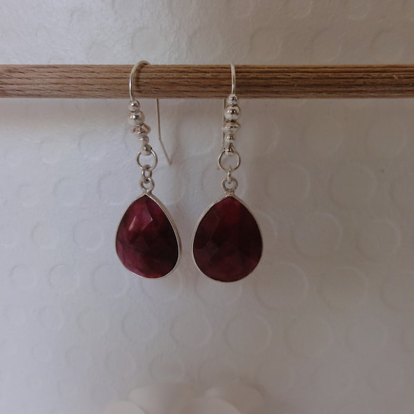 FETICHE : boucles d'oreilles-pendants-crochets en argent 925 et goutte en pierre gemme rubis