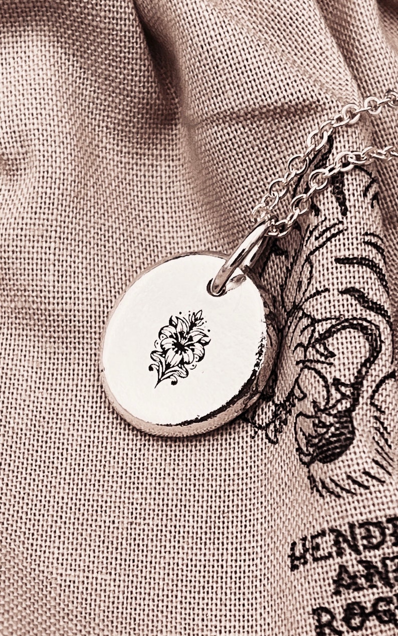 Collana con fiore di nascita del tatuaggio tradizionale in argento sterling. Ciondolo del mese di nascita personalizzato fatto a mano. Regalo Push Present per la nuova mamma. immagine 8