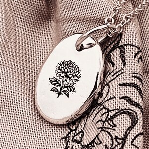 Collana con fiore di nascita del tatuaggio tradizionale in argento sterling. Ciondolo del mese di nascita personalizzato fatto a mano. Regalo Push Present per la nuova mamma. immagine 3