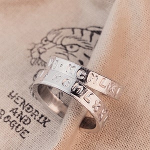 Bague réglable personnalisée avec chiffres romains estampés à la main. Bague cool cadeau cadeau pour nouvelle maman. image 1