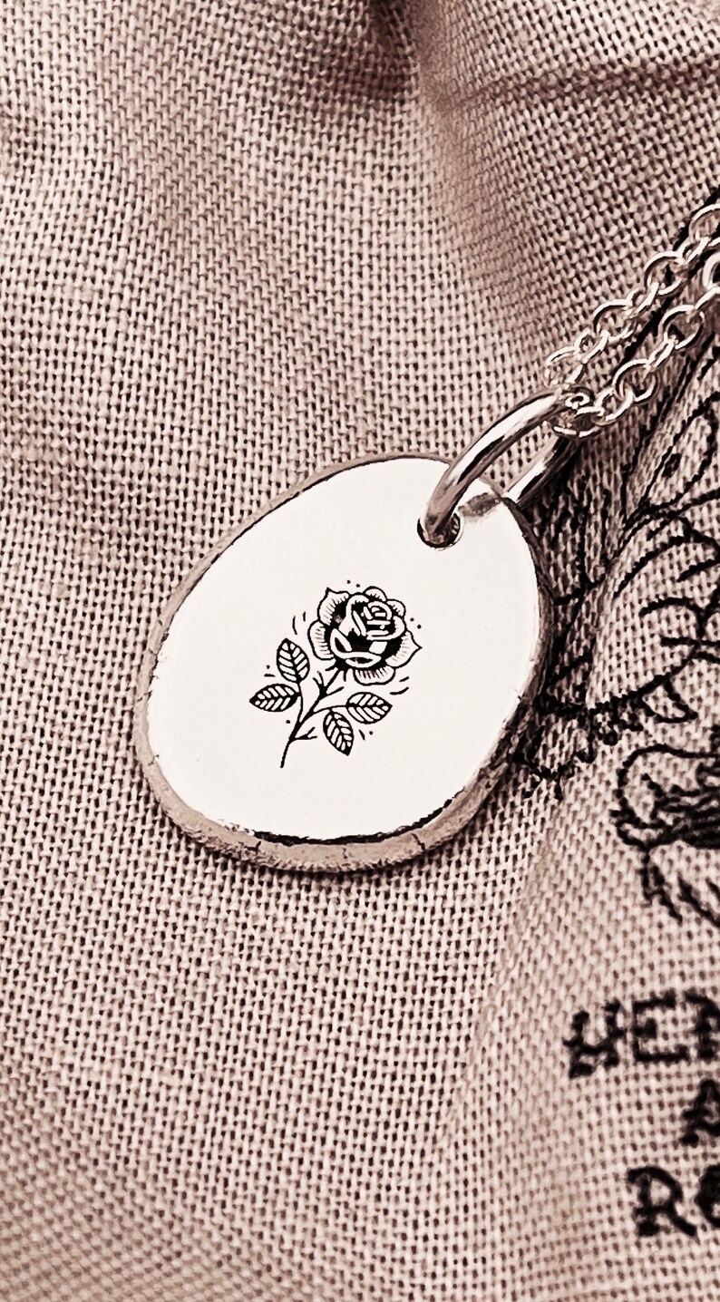 Collana con fiore di nascita del tatuaggio tradizionale in argento sterling. Ciondolo del mese di nascita personalizzato fatto a mano. Regalo Push Present per la nuova mamma. immagine 6