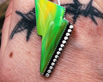 Collana con opale Aurora verde lampo. Ciondolo in argento sterling fatto a mano su catena da 18 pollici.