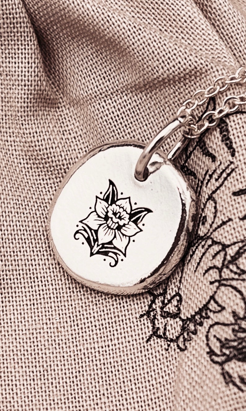 Collana con fiore di nascita del tatuaggio tradizionale in argento sterling. Ciondolo del mese di nascita personalizzato fatto a mano. Regalo Push Present per la nuova mamma. immagine 5