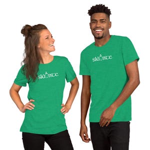 Puede incluir: Dos personas con camisetas verdes a juego con la palabra "sl&aacute;ince" impresa en blanco. Las camisetas son de manga corta y tienen cuello redondo. Las personas sonr&iacute;en y parecen estar de pie una al lado de la otra.