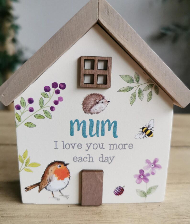 Mum Wooden House Ornament, Woodland Robin Gift, Gift for Mum, Robin ...